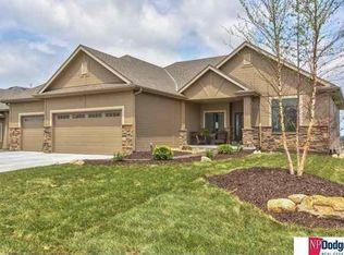 6841 Park Crest Dr, Papillion, NE 68133