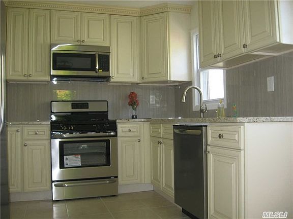 4th image of 211 Royal Ave