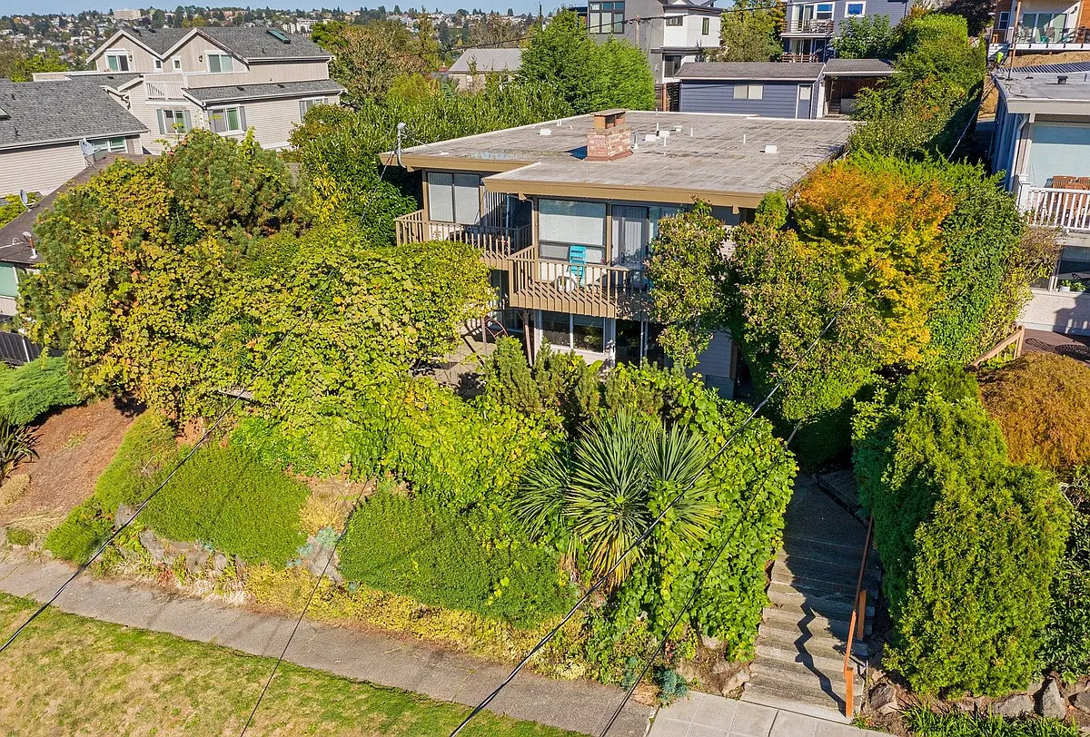 Building Photo - 3624 13th Ave W #4