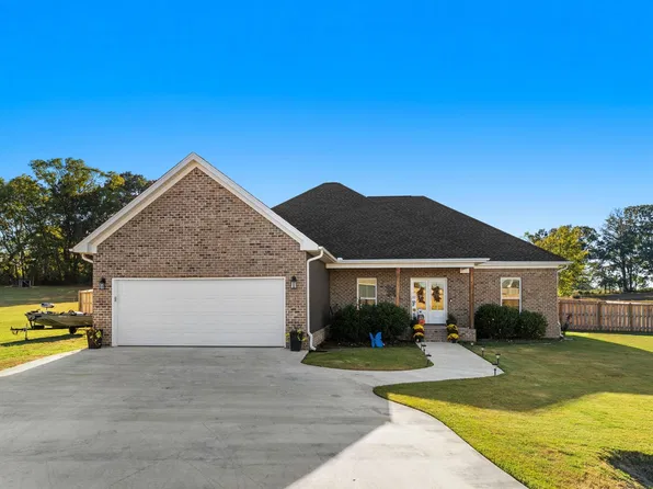 200 Skyview Cir, Muscle Shoals, AL 35661