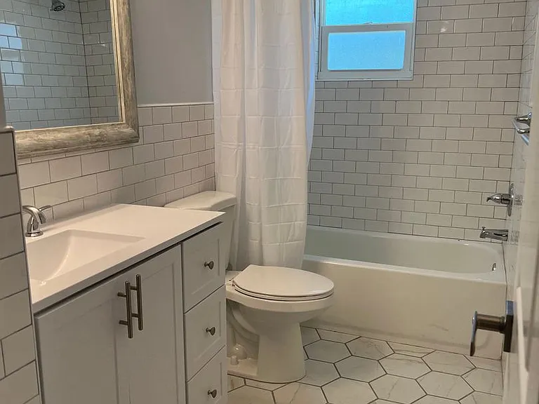 2041 Agora — Photo 24