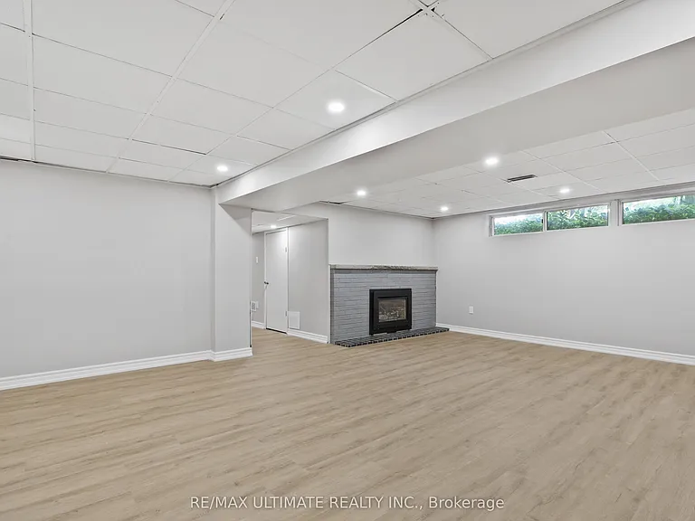 121 Elvaston Dr — Photo 20