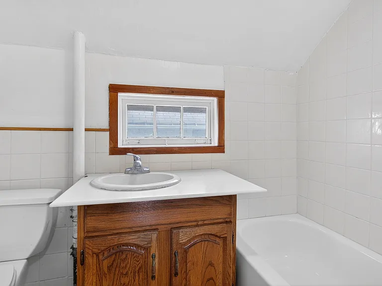 721 W Court St — Photo 7