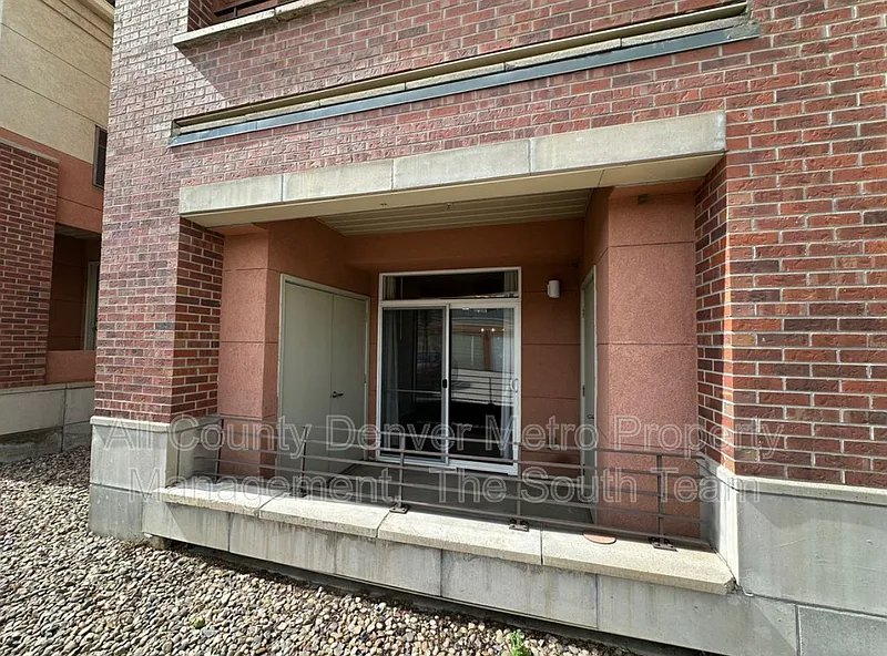 2 bed, 2.0 bath, 1048 sqft, $2,190 — Photo 3