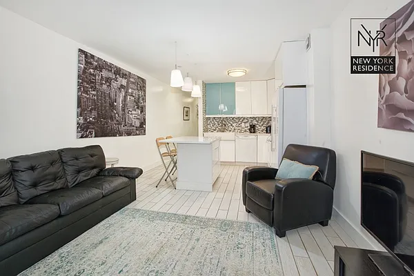 Sold by New York Residence | media 4