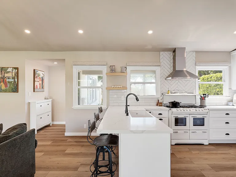 13422 Isis Ave — Photo 6