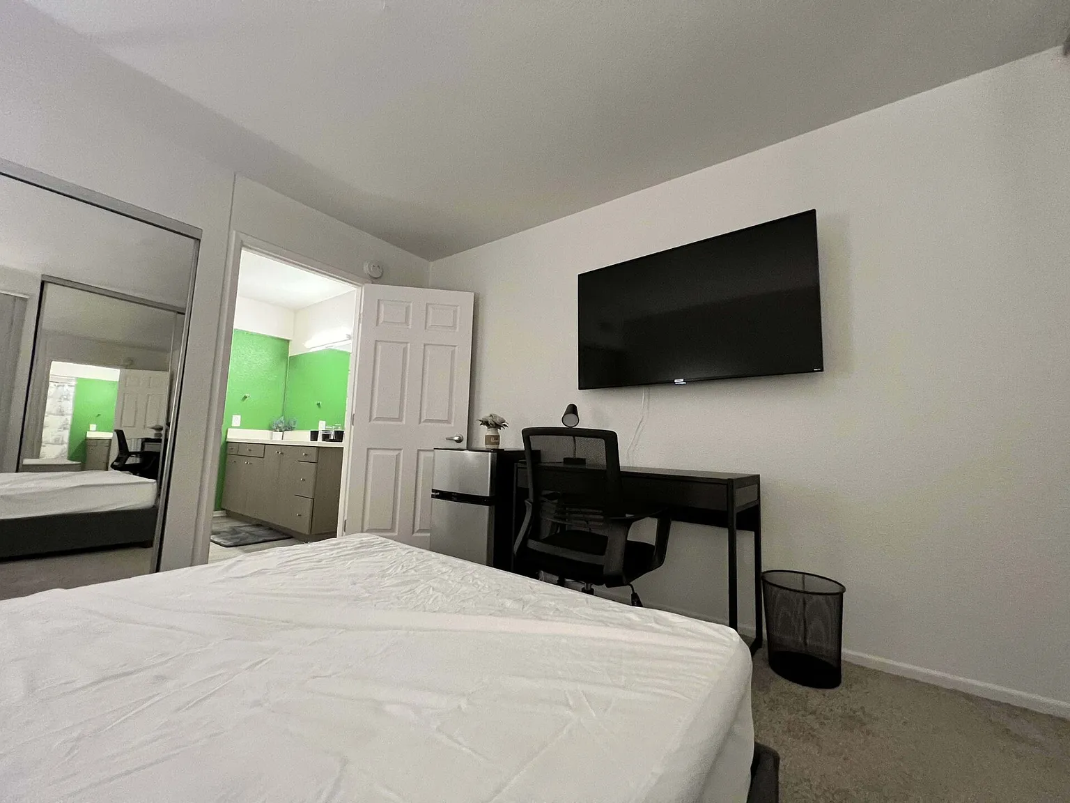 3 bed, 1100 sqft, $1,567 — Photo 2