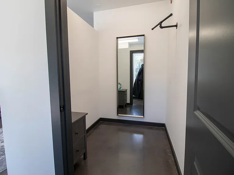 140 Caroline St S — Photo 7
