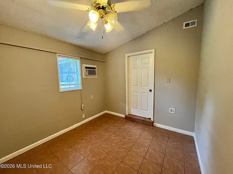 1598 Custer Dr — Photo 12