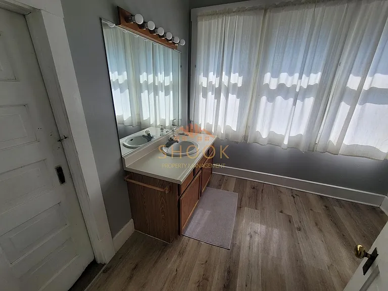 1312 Ferry St — Photo 9