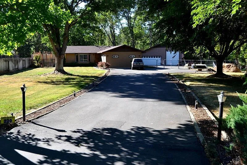 220 Willow Creek Ln photo 1