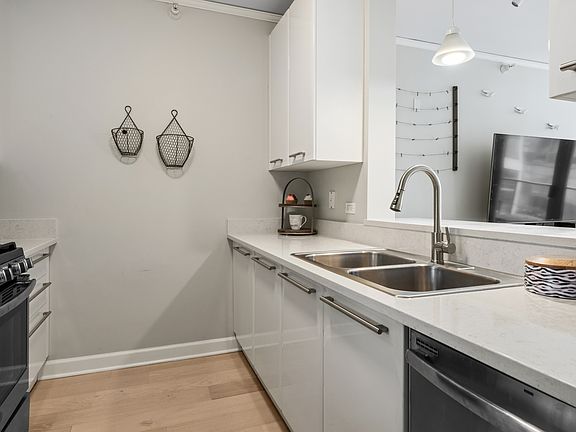 5th image of 420 E Waterside Dr Unit 906