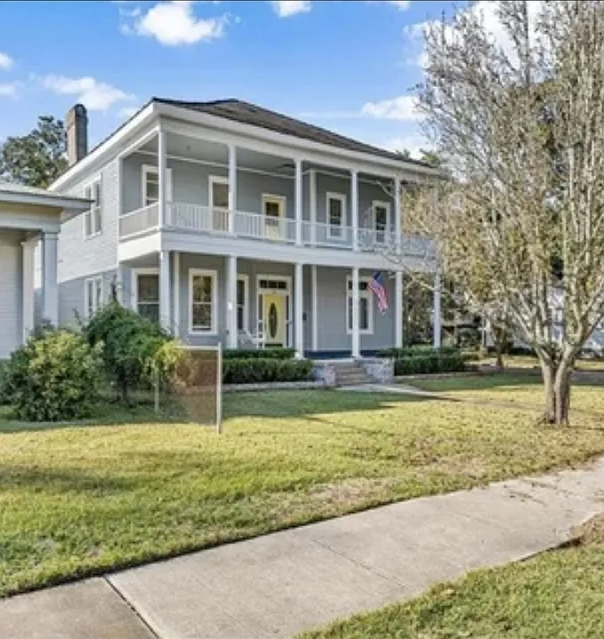 6 bed, 2.5 bath, 3400 sqft, $2,700 — Photo 2