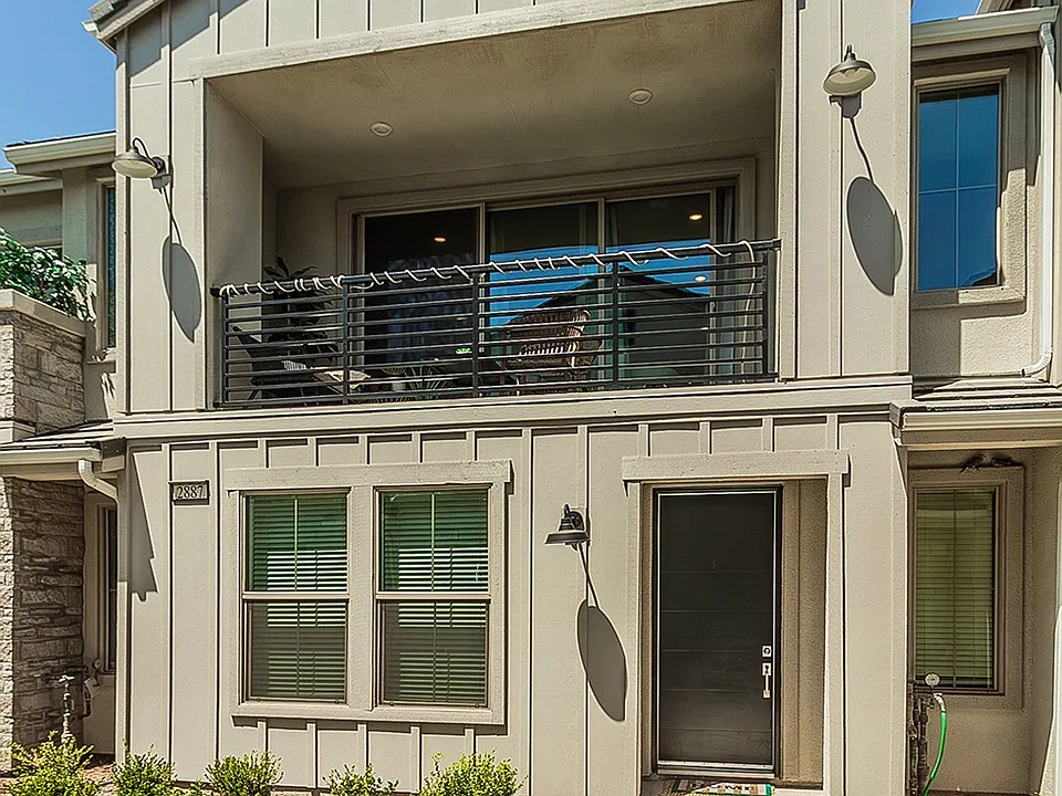 2887 E Tamarind Dr