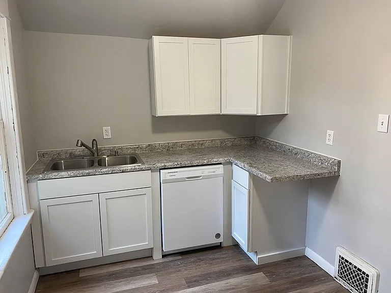 630 Chicago Ave — Photo 4