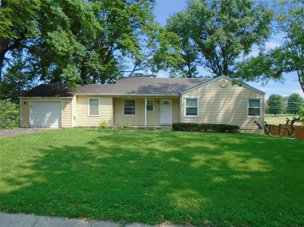 123 Woodland Rd, Lansing, KS 66043
