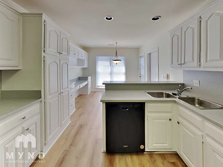 4601 Lake Village Dr — Photo 6