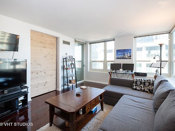 3rd image of 345 N La Salle Dr APT 2110