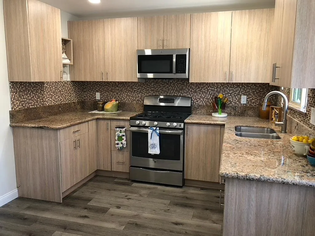 3 bed, 990 sqft, $2,425 — Photo 3