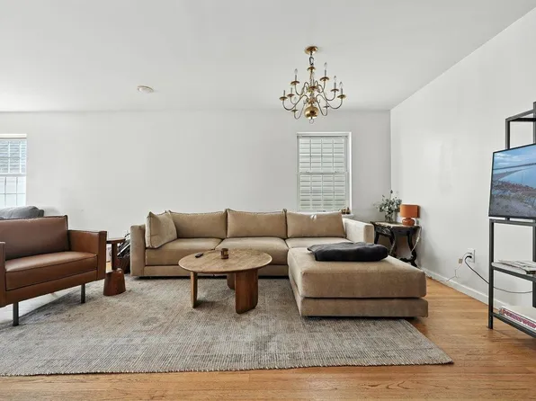 207 New York Avenue image 3 of 21