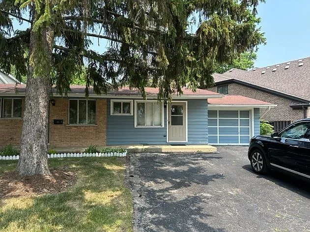 1433 N Race Ave — Photo 2