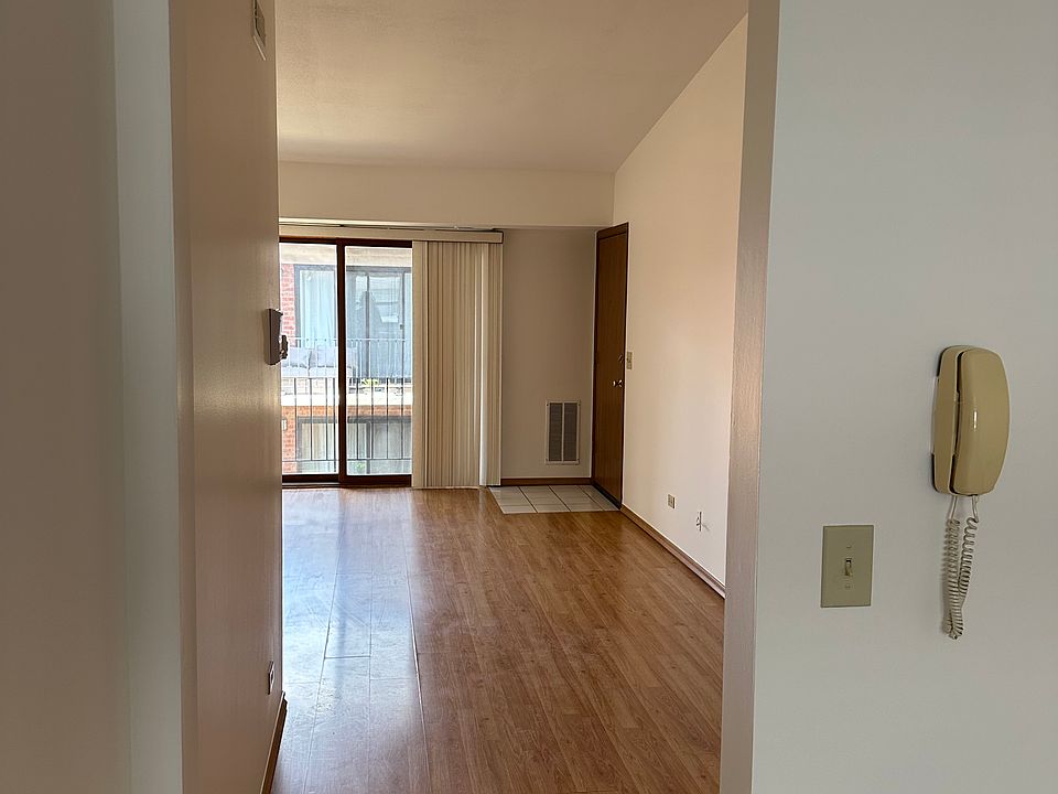 1st image of 8424 W Catalpa Ave