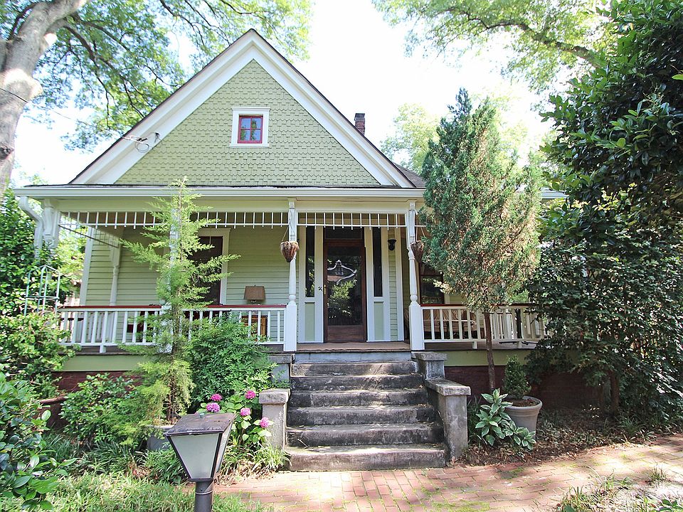 The front view of this classic Victorian house!