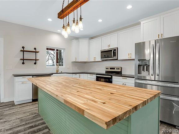 3rd image of 1160 Grand Point Blvd
