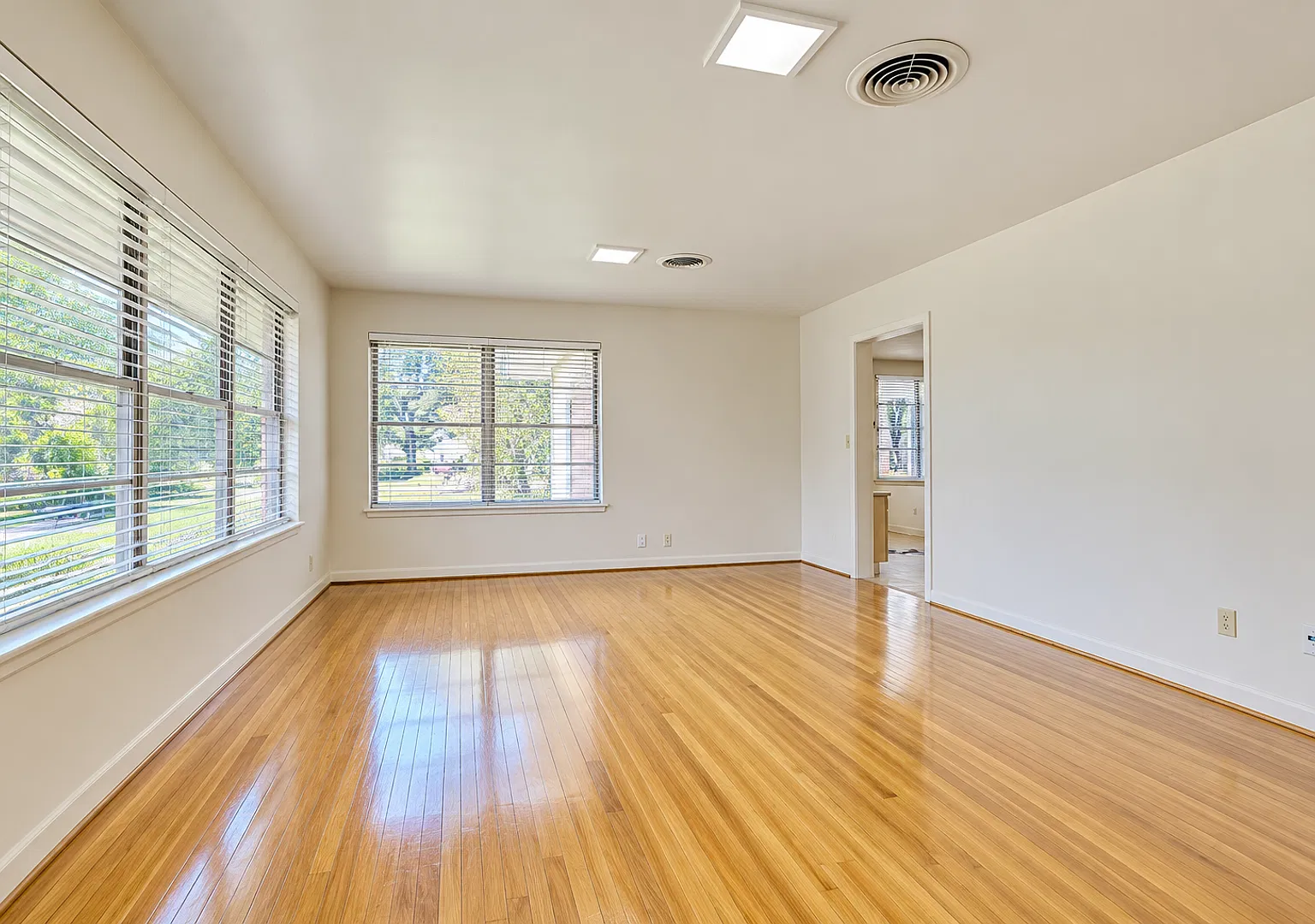 604 Bellevue Pl - large 1 story 6 bed 5 bath house with large back yard walking distance to UT. — Photo 2