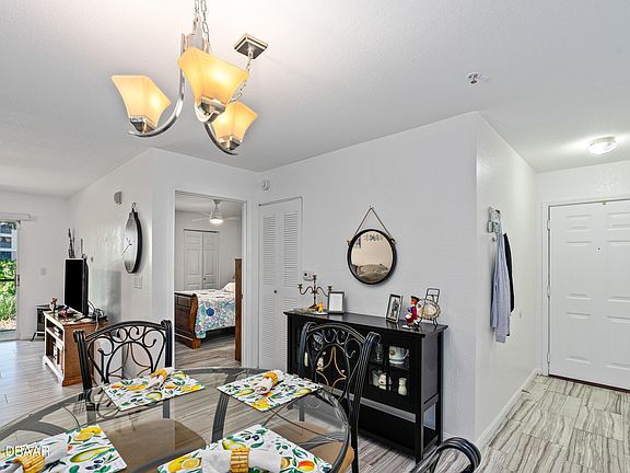 5th image of 940 Village Trl Unit 9-102