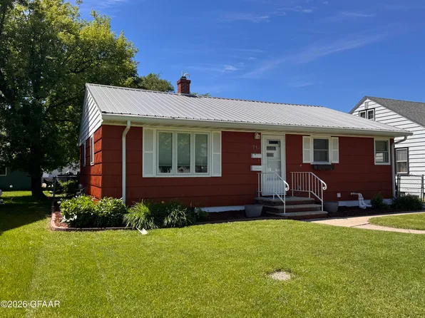 713 N 20th St, Grand Forks, ND 58203