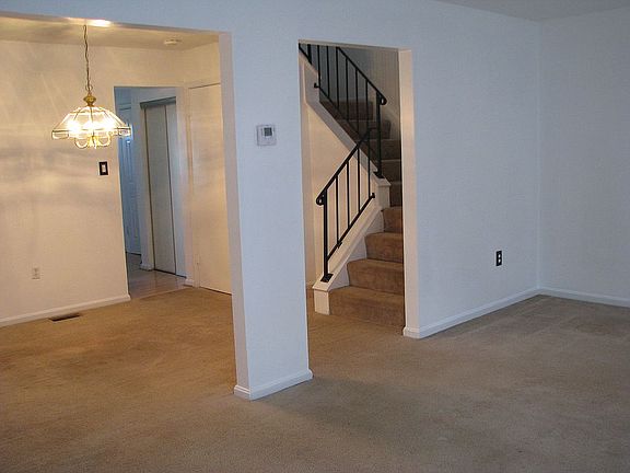 3rd image of 2829 Bowes Ln