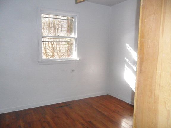 4th image of 614 E 9th St