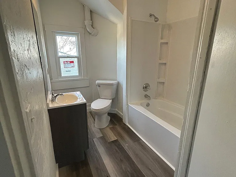 606 W 5th St #2 — Photo 2