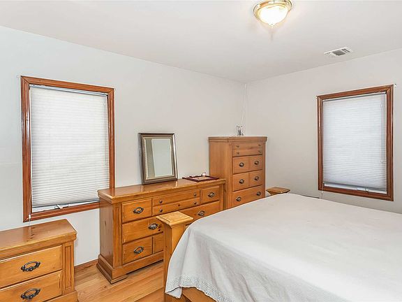 5th image of 122 Crest Ave