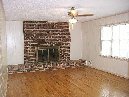 BIG FAMILY ROOM, WITH FIREPLACE