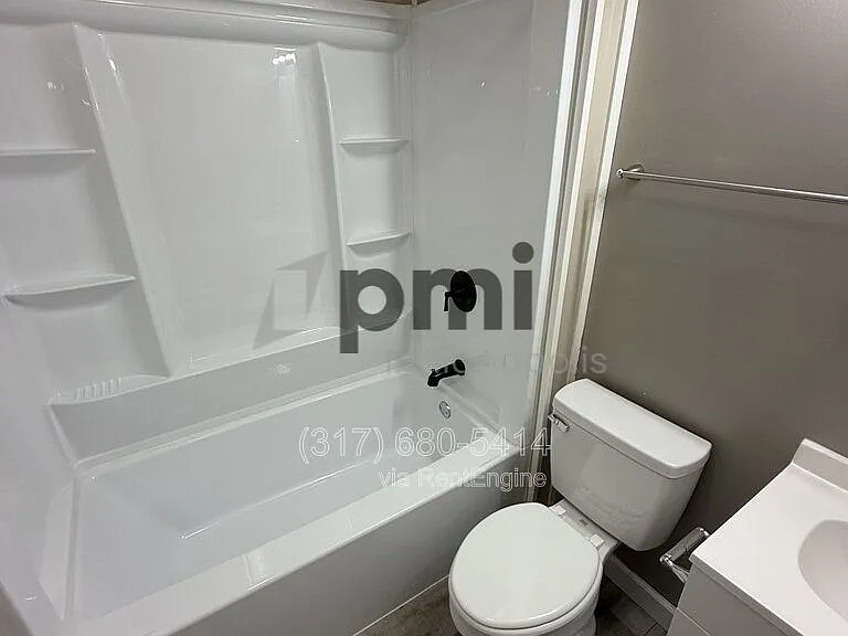 1023 E 8th St #3 — Photo 6