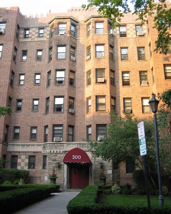 1st image of 300 Main St APT 4E