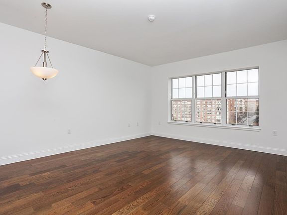 4th image of 10 Byron Pl Unit 616