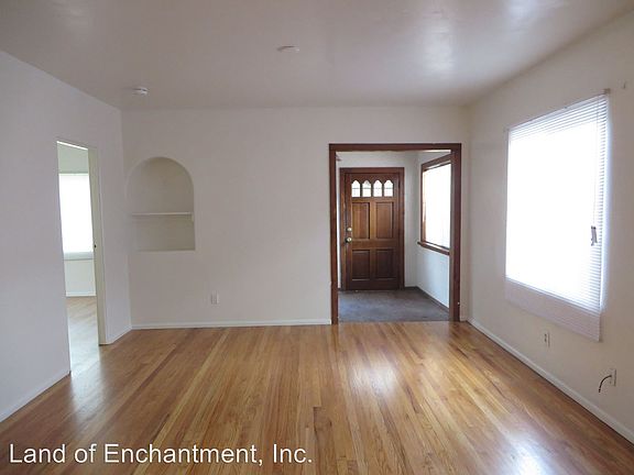 2nd image of 629 Wellesley Dr NE