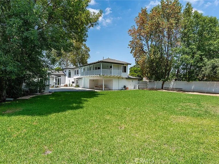 22904 Calvert St — Photo 58