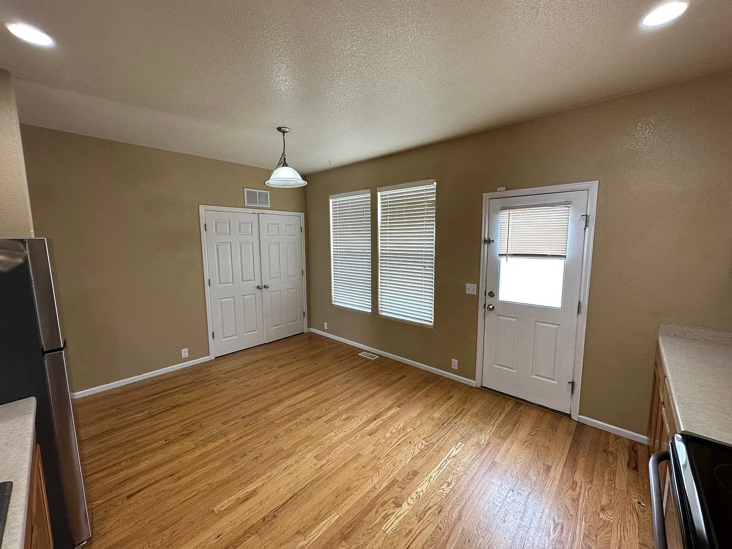 Beautiful 3 Bed/2.5 Bath Townhome at Bluffs at Spring Creek — Photo 4