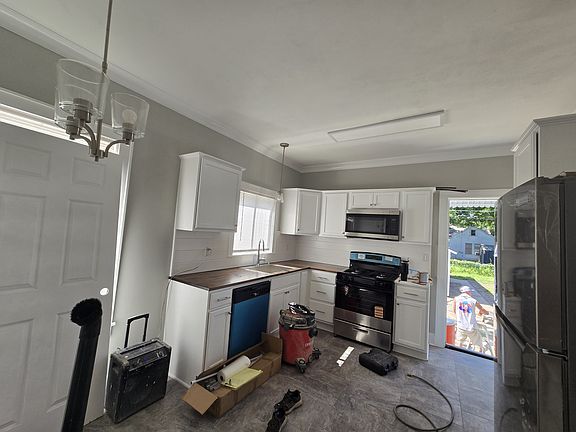 3rd image of 108 College St