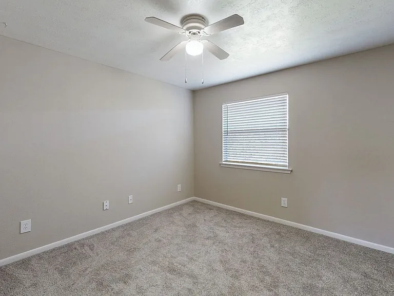 1409 Airline Dr #B — Photo 16