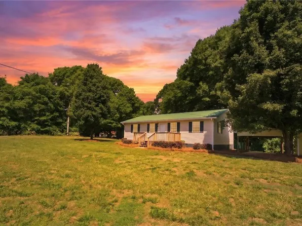 894 Lakeview Dr, Nicholson, GA 30565