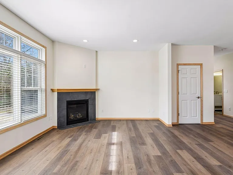 2121 Village Trl — Photo 11
