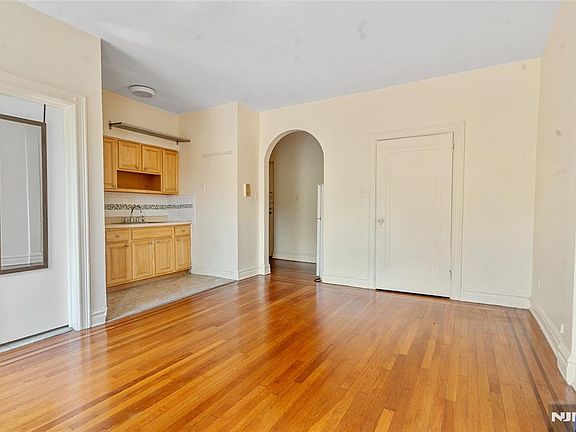4th image of 821 Bergen Avenue