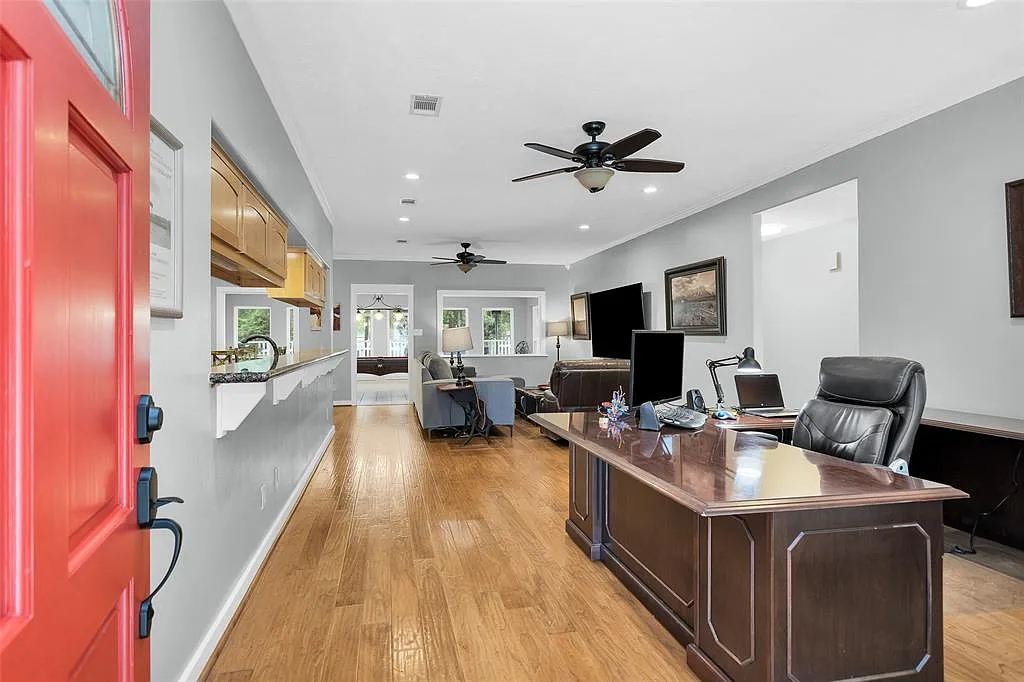 3 bed, 2376 sqft, $2,500 — Photo 2
