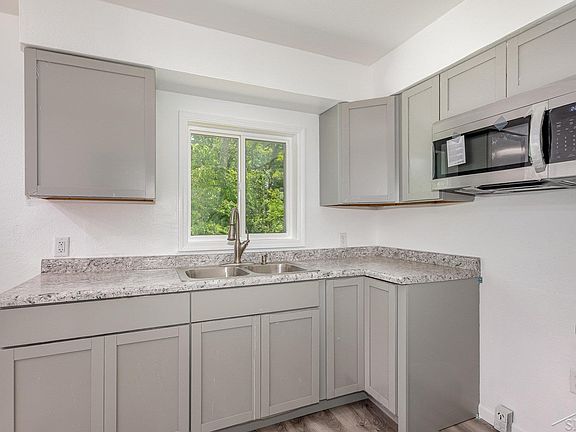 4th image of 2411 Sheridan Ave