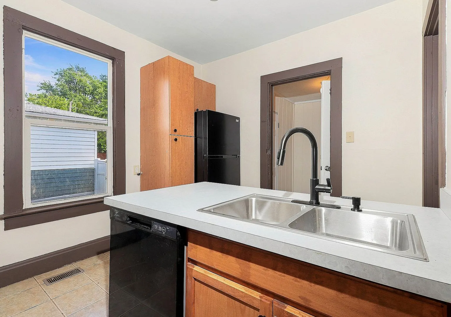 128-130 Logan Ave — Photo 4
